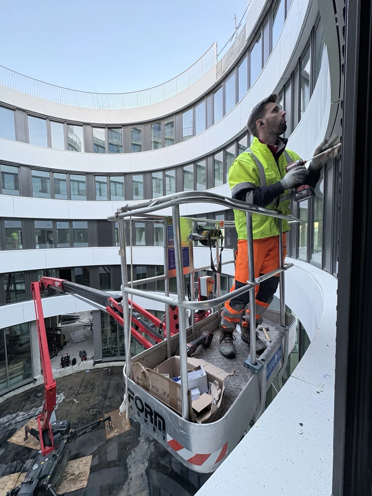 Compagnon en nacelle sur un chantier de façade