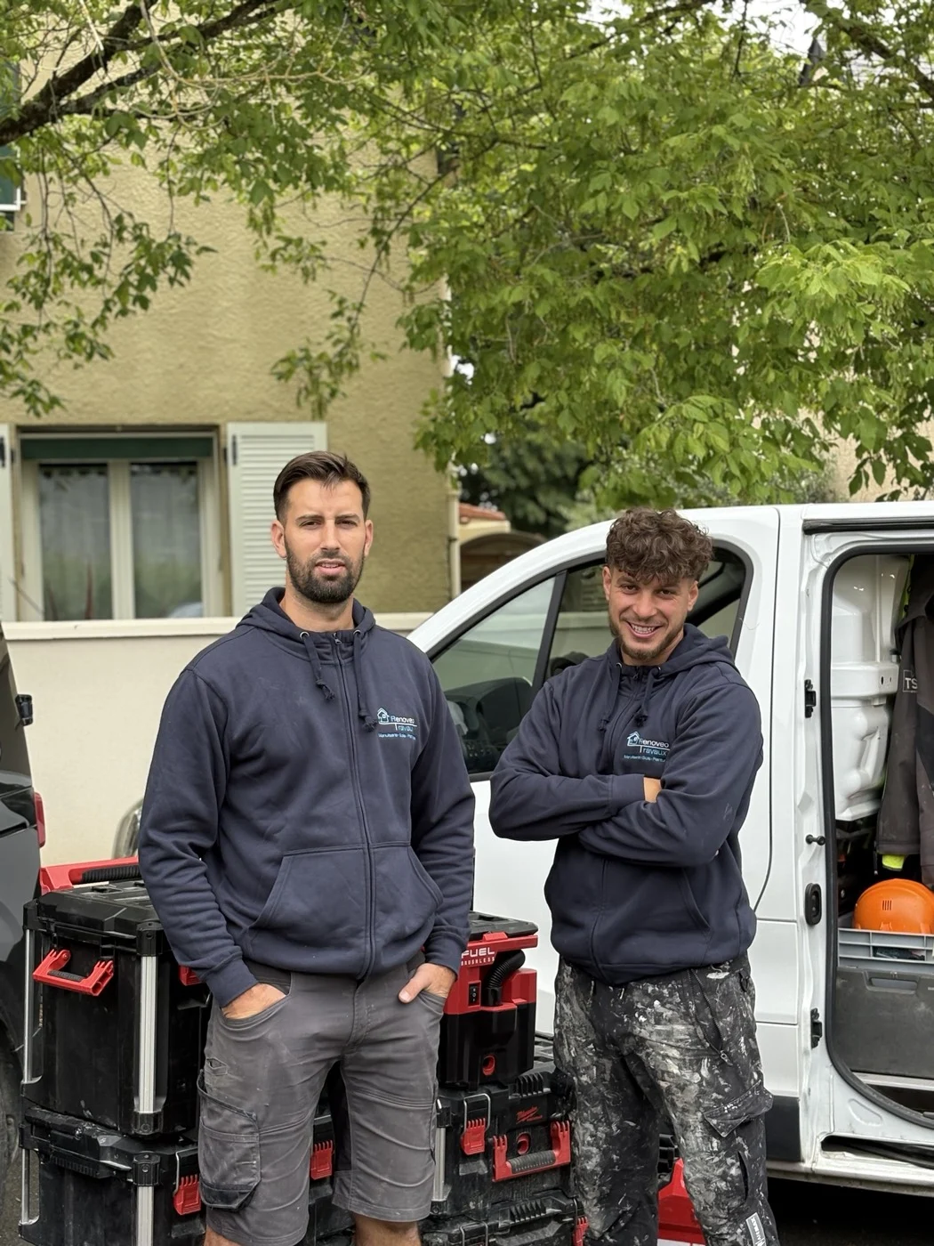 Thomas Moysan et un compagnon devant le camion de chantier