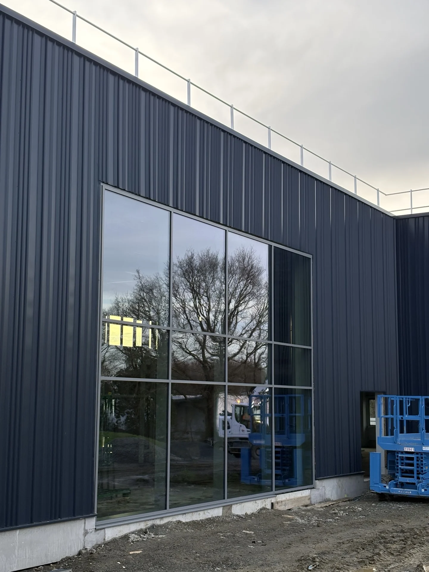 Façade en bardage et grandes baies aluminium