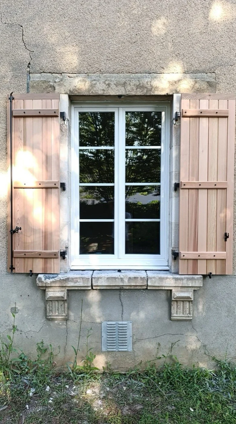 Fenêtre et volets bois sur maison en pierre