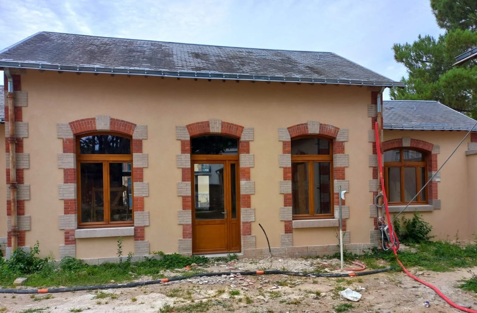 Menuiseries bois sur un bâtiment ancien à Nantes