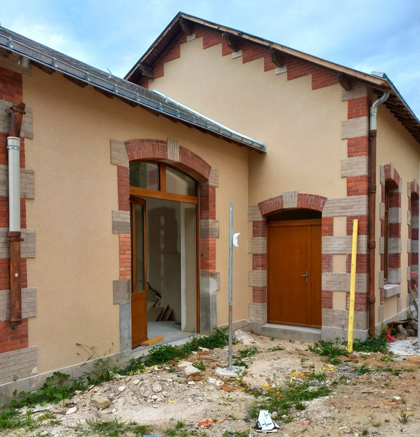 Menuiseries bois sur un bâtiment ancien à Nantes — photo 1