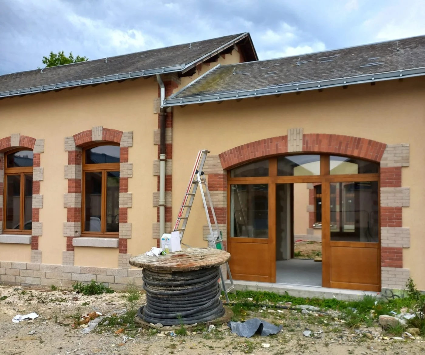 Menuiseries bois sur un bâtiment ancien à Nantes — photo 3