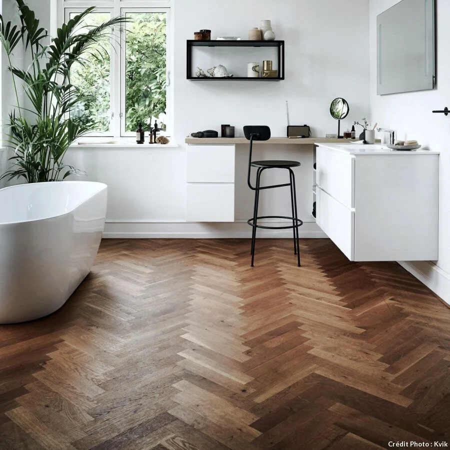 Parquet en point de Hongrie dans une salle de bains