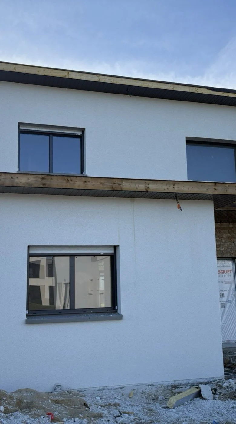 Maison aux fenêtres blanches remplacées